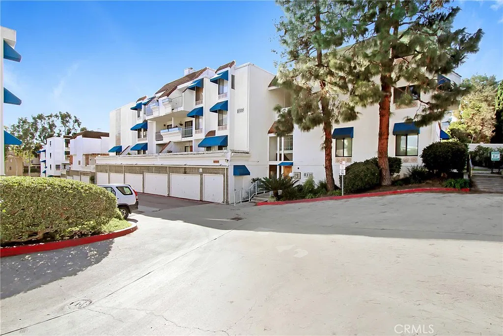 2 bed, 1075 sqft, $3,400 — Photo 1