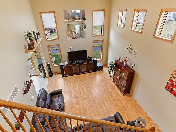 5th image of 8242 Auburn Ln