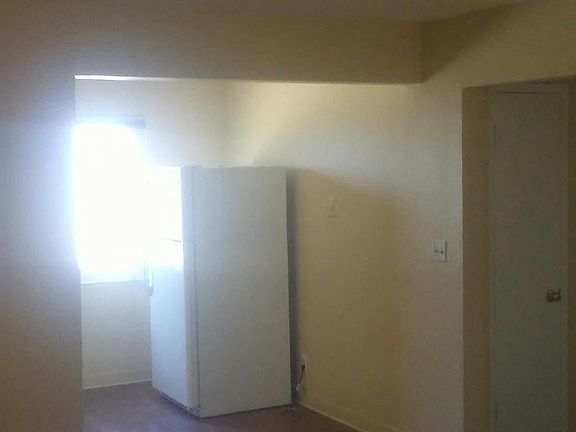 4th image of 1530 Sanford Ave