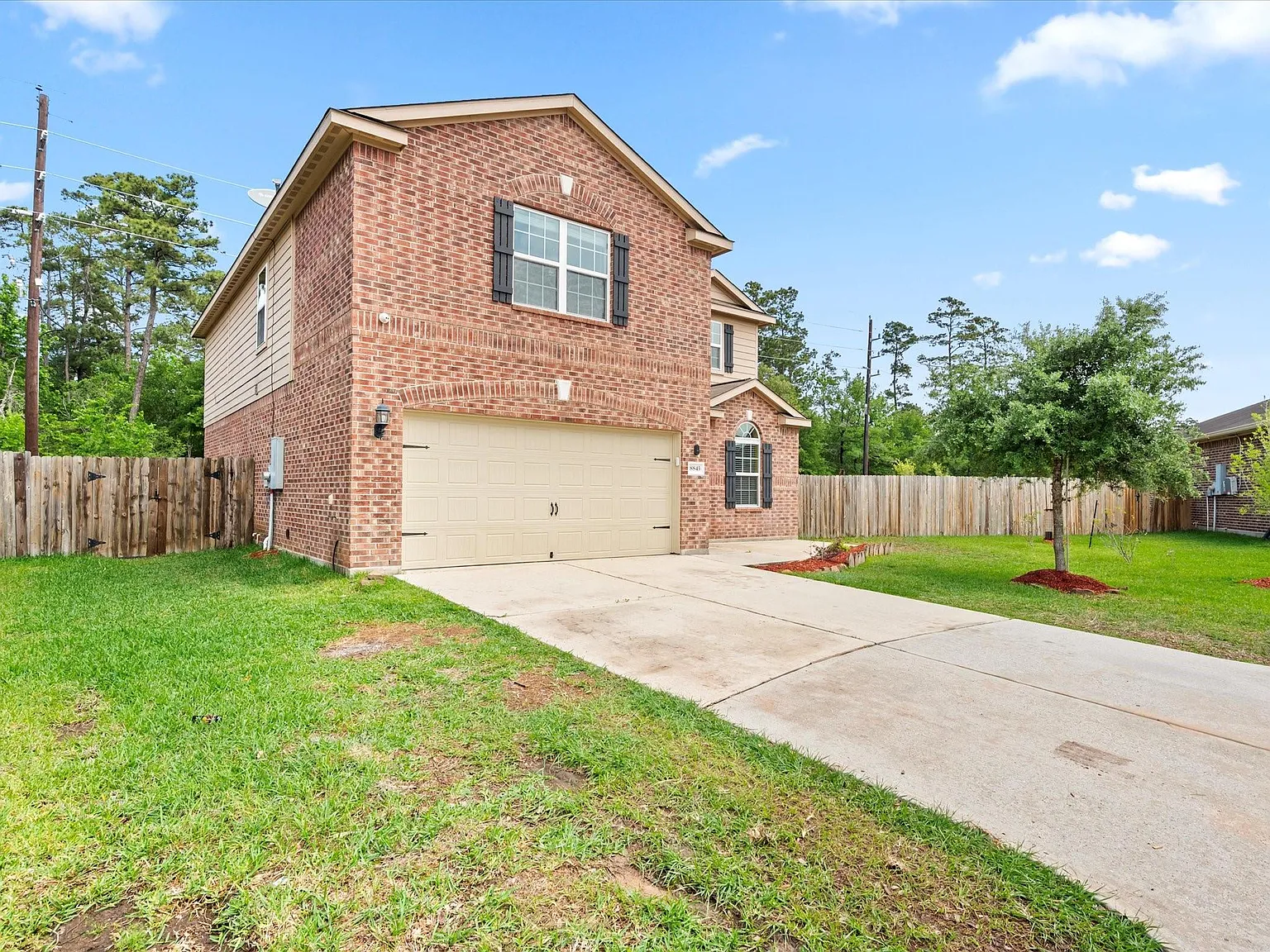 5 bed, 2.5 bath, 2677 sqft, $2,400 — Photo 2