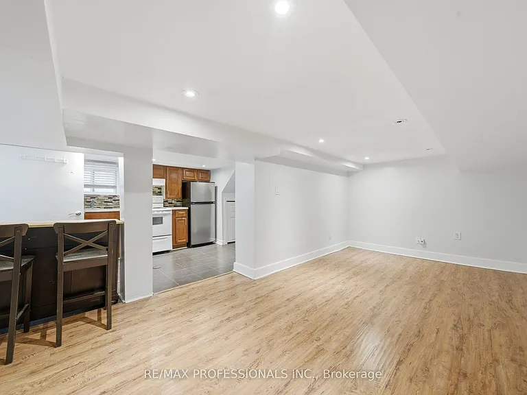 1993 Dufferin St — Photo 10