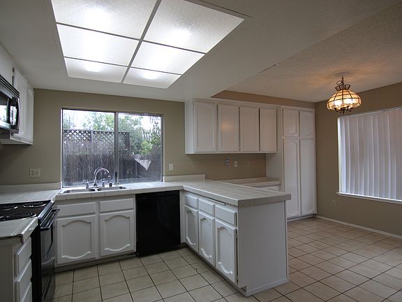 4th image of 2812 Wiese Way