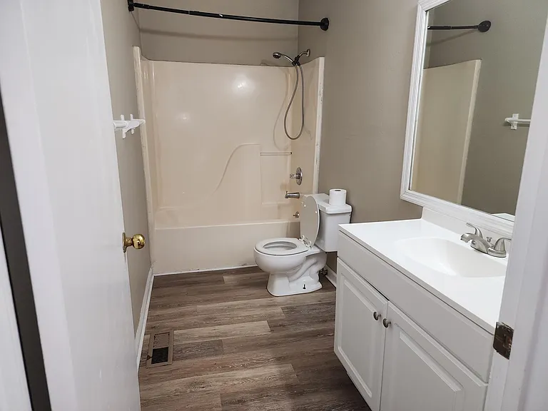 904 Hillwood Dr #D — Photo 3