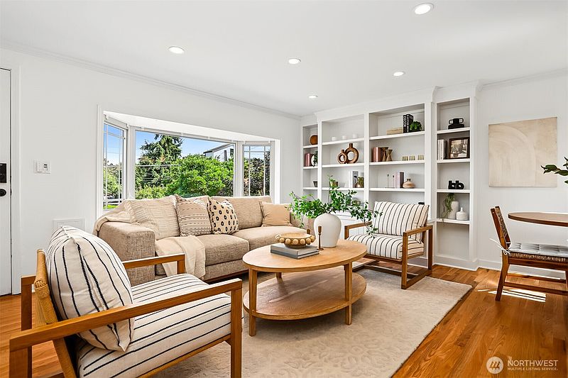 4th image of 3243 22nd Avenue W