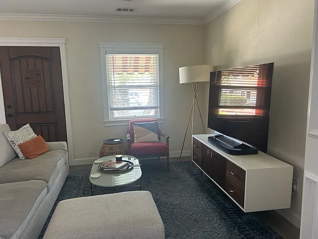 2 bed, 1000 sqft, $2,000 — Photo 2