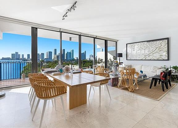 5th image of 1000 Venetian Way #606