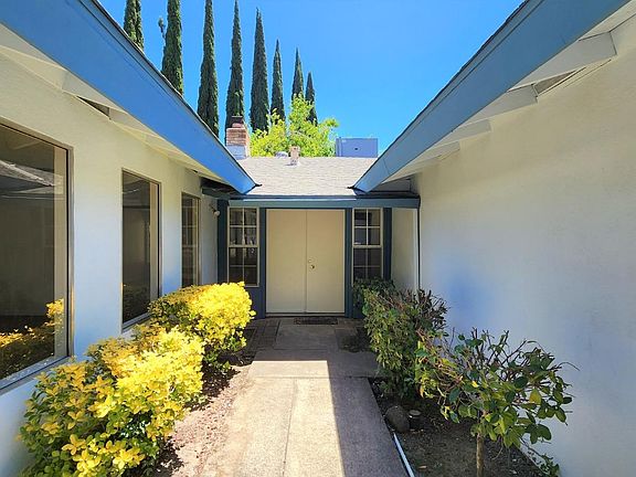 3rd image of 2720 Angeles Ct
