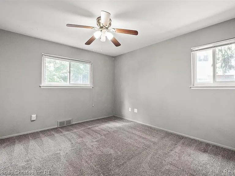 215 Woodsboro Dr — Photo 14