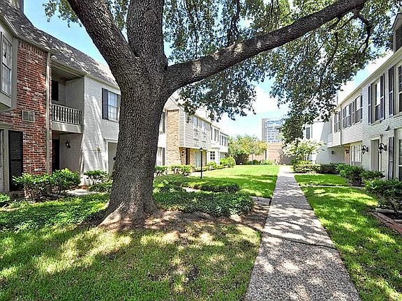3rd image of 13076 Trail Hollow Dr