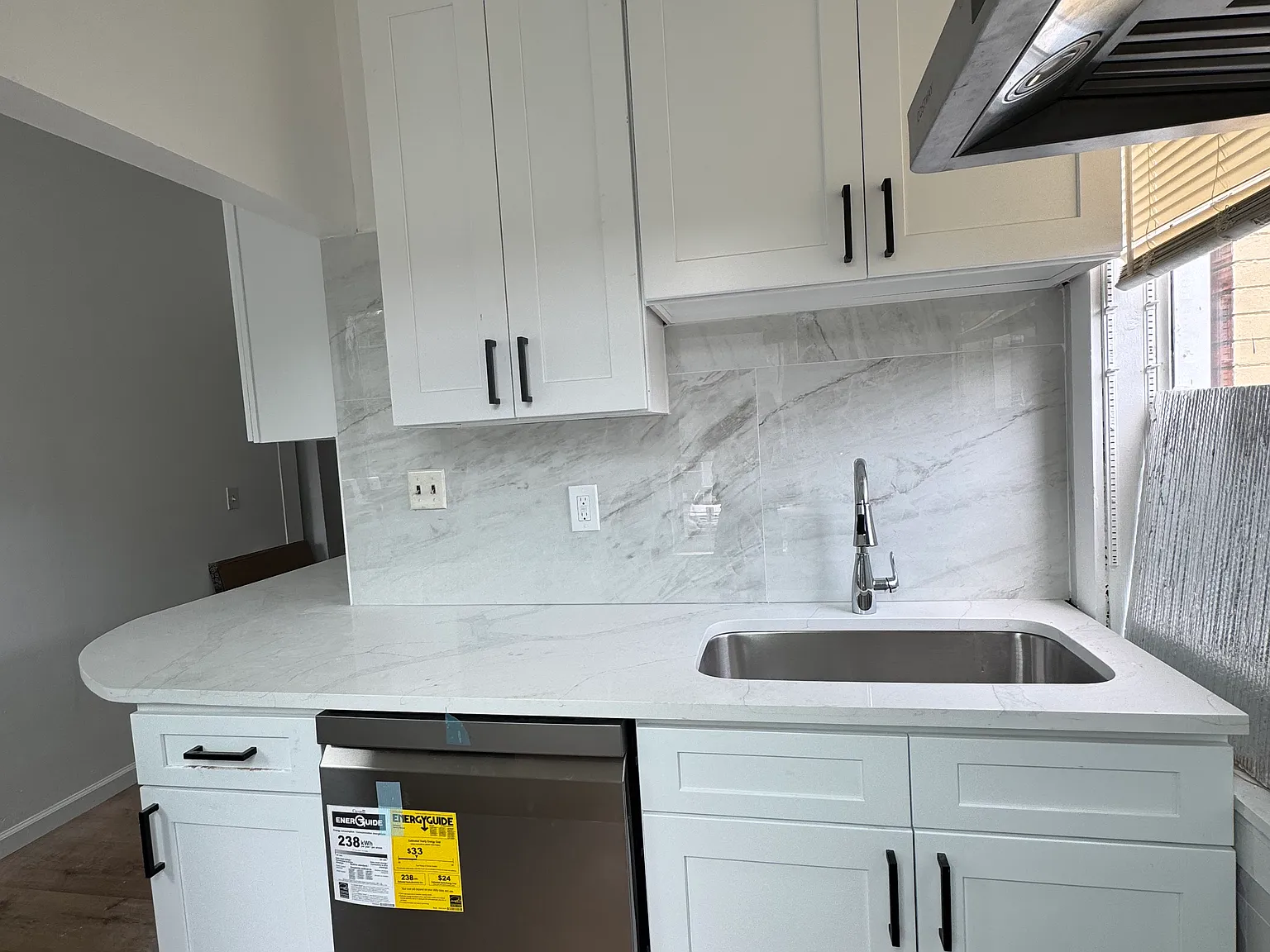 3 bed, 1000 sqft, $1,900 — Photo 1