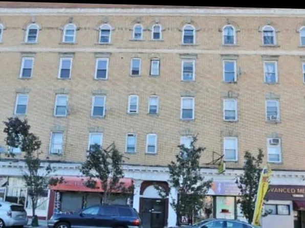 1614 Summit Avenue image 1 of 16