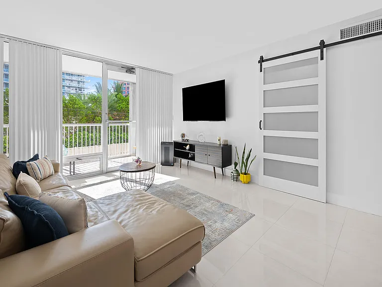 2200 NE 33rd Ave #2D — Photo 6