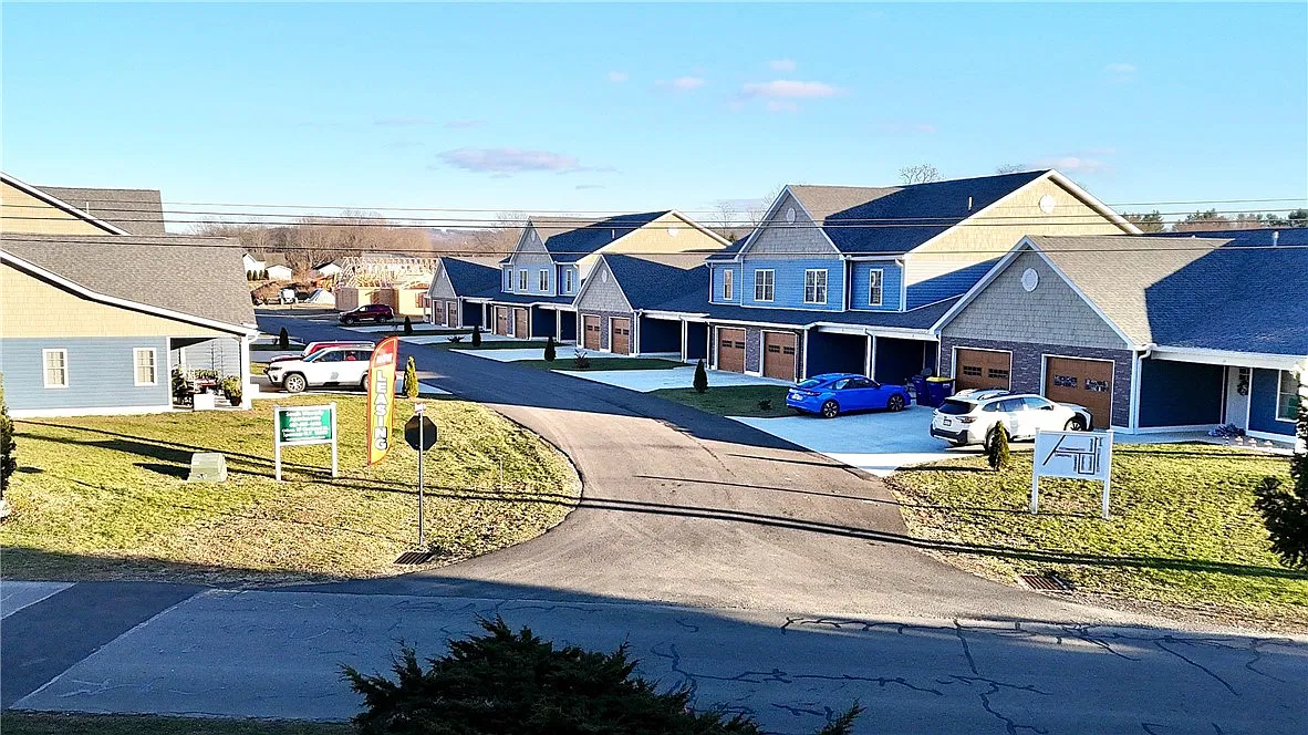 3 bed, 2.5 bath, 2772 sqft, $2,625 — Photo 2