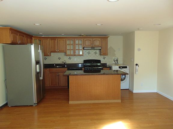2nd image of 32 Maiden Ln