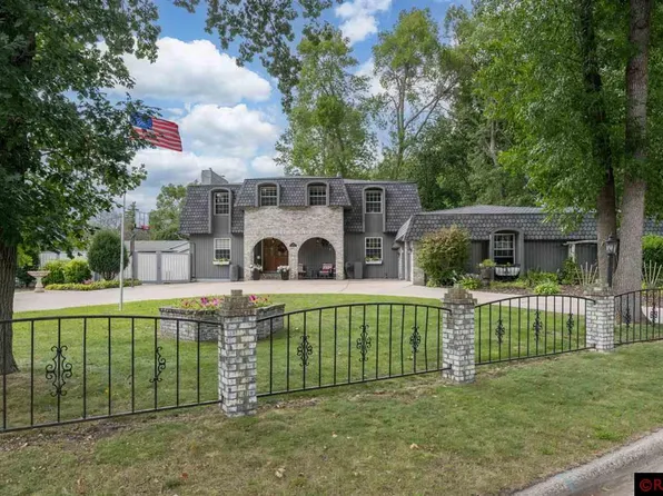 1612 Sherwood Dr, North Mankato, MN 56003