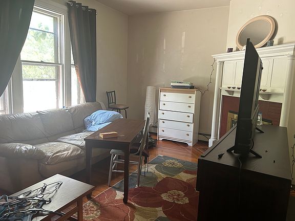 5th image of 193 Brown St