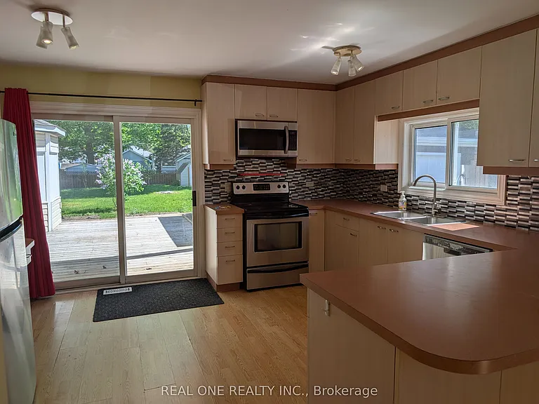 157 Bessborough Dr — Photo 23