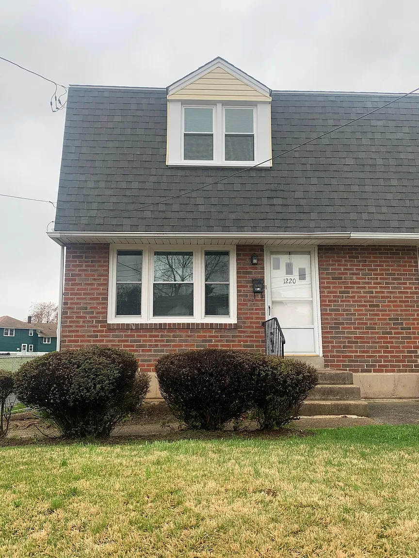 1220 Oak Ln photo 1