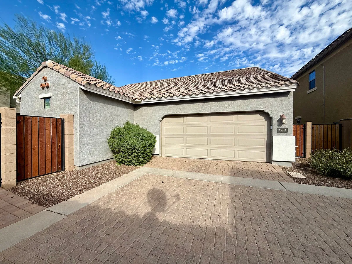 3 bed, 2.0 bath, 1351 sqft, $2,400 — Photo 3