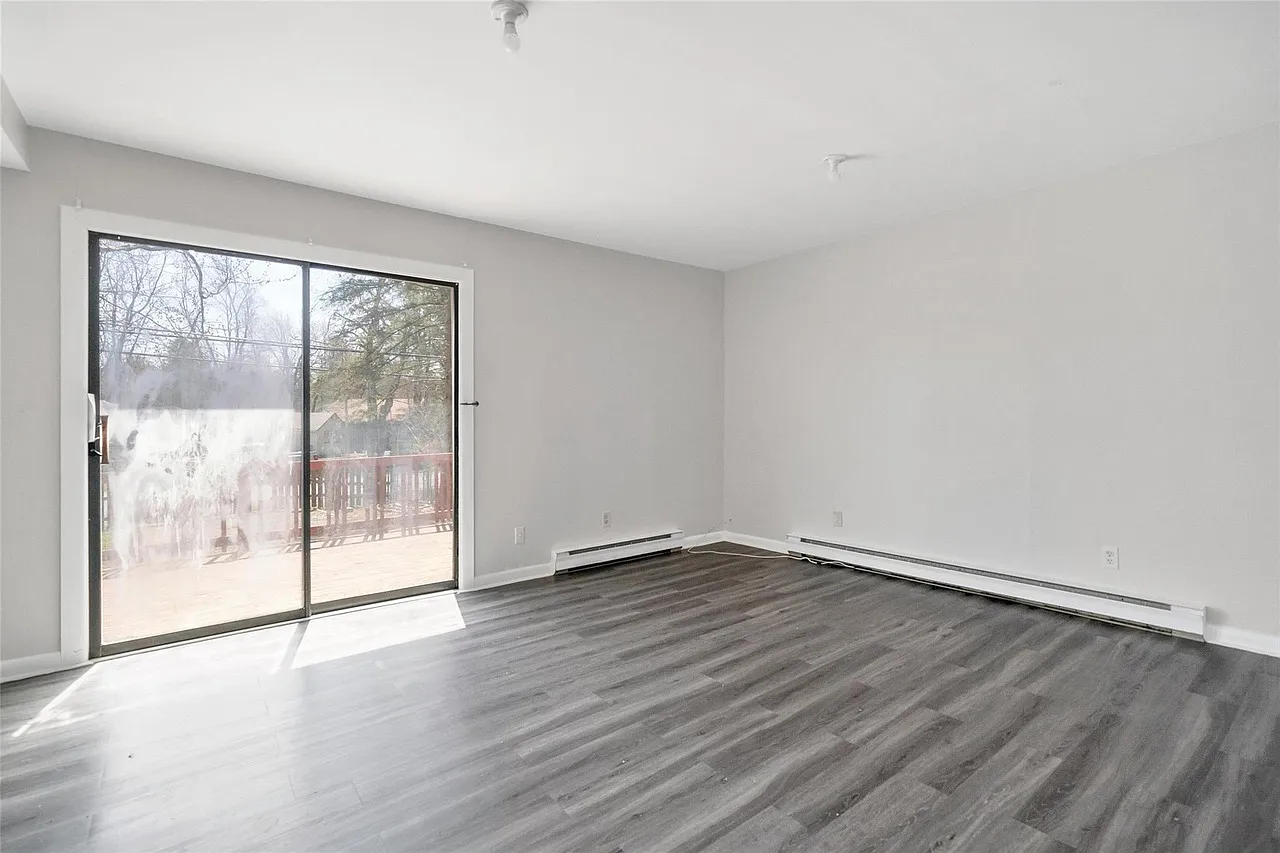 4 bed, 1600 sqft, $2,400 — Photo 2