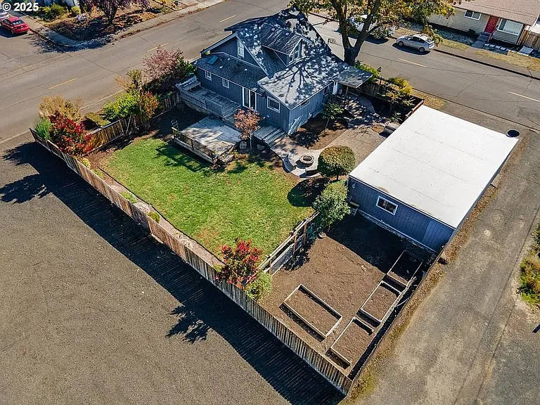 1021 Deal St — Photo 32