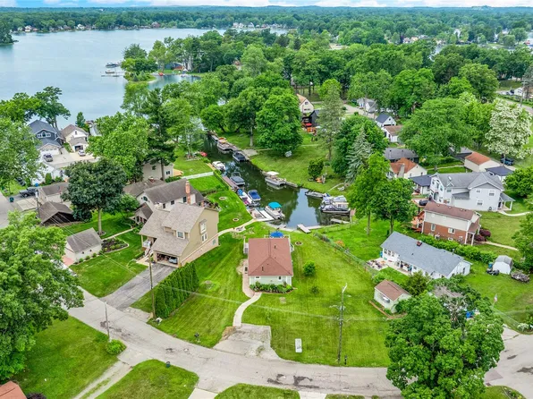 8320 Lagoon St, Commerce Township, MI 48382