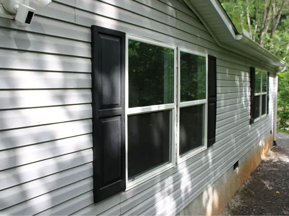 104 Walnut Dr, Leicester, NC 28748