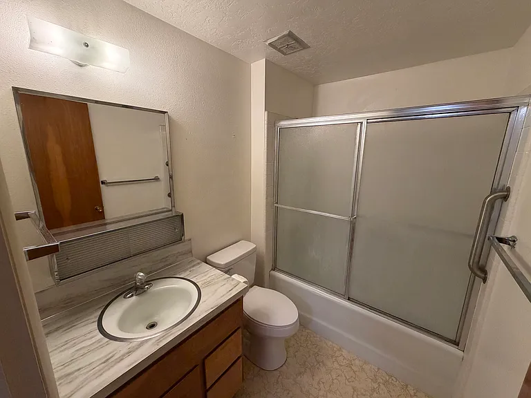 730 W 18th St #3 — Photo 10
