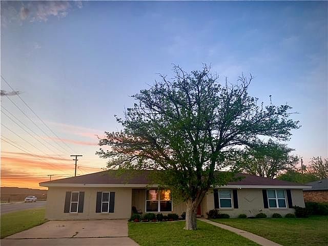 1st image of 1601 W Pecan Ave