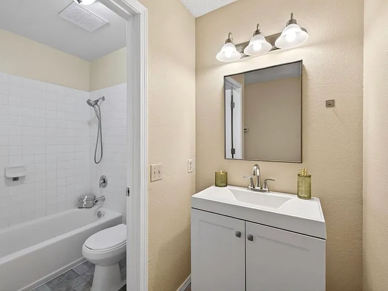 1065 Mohr Ln #D — Photo 13