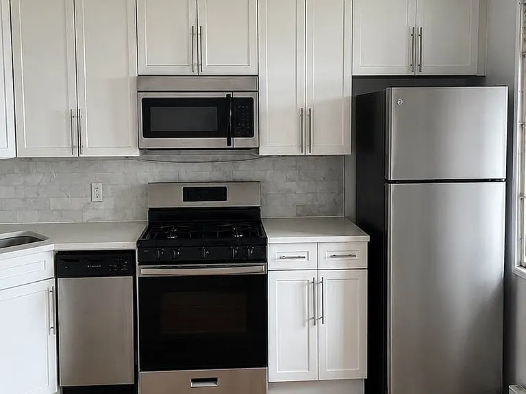 1900 Lexington Ave #8N — Photo 2