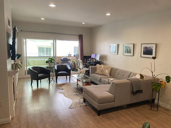 3rd image of 11820 Mayfield Ave APT 102
