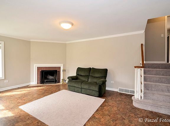 3rd image of 102 S Derbyshire Ln