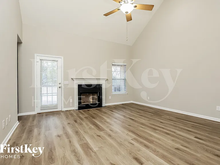 105 Lisa Cir — Photo 3