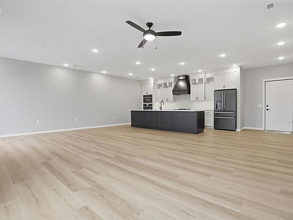 2nd image of 300 S Clinton St #706
