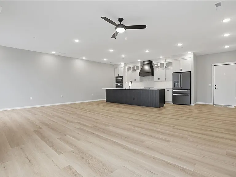 300 S Clinton St — Photo 2