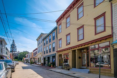 2 Bedroom in Downtown Annapolis Photo 1