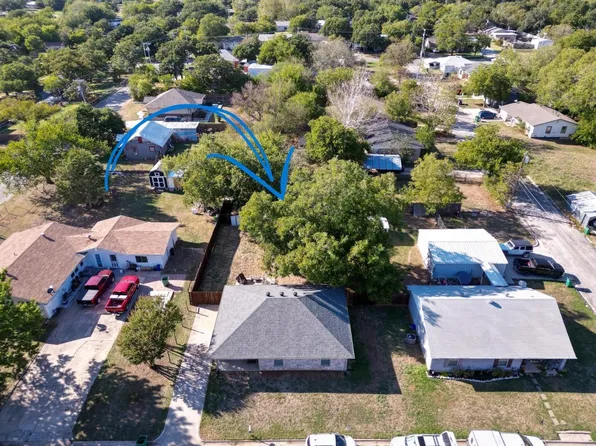 1004 Hulme St, Bowie, TX 76230