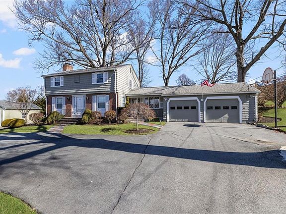 3rd image of 157 Sweetbriar Dr