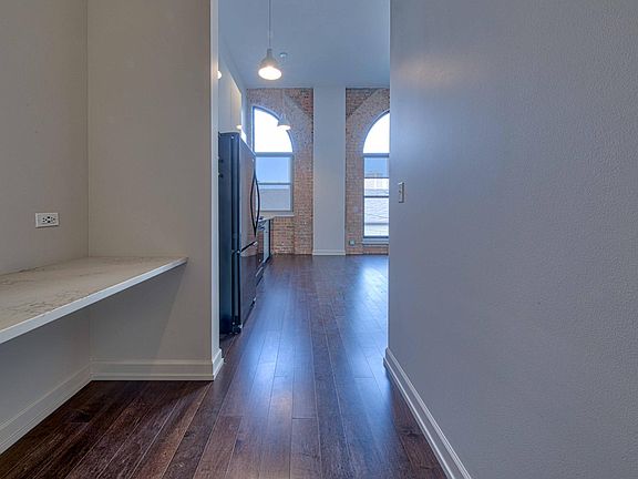 2nd image of 5027 N Kenmore Ave #208