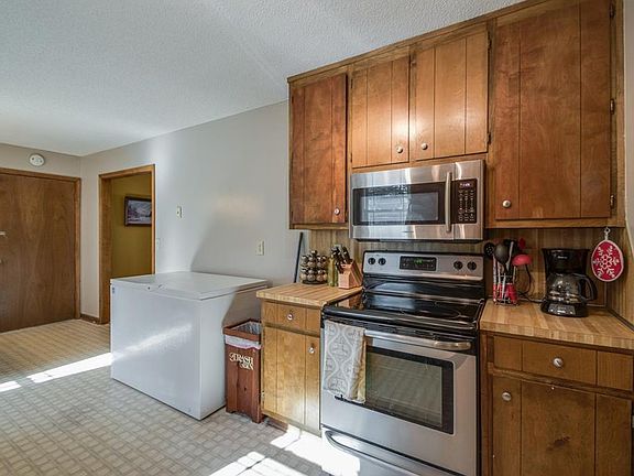 3rd image of 605 Wayside Dr