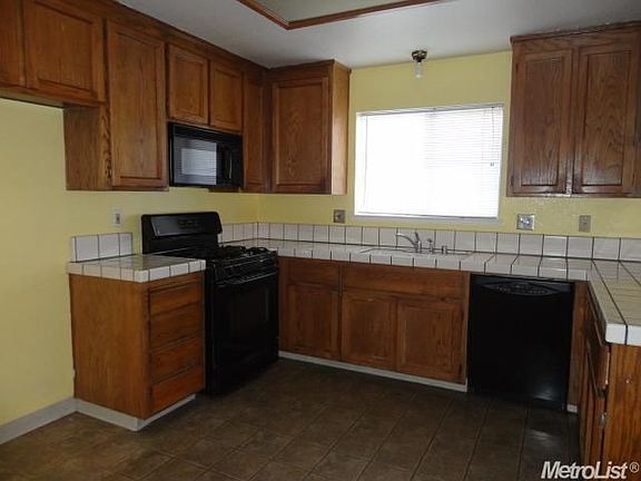 3rd image of 548 Pinewood Ct