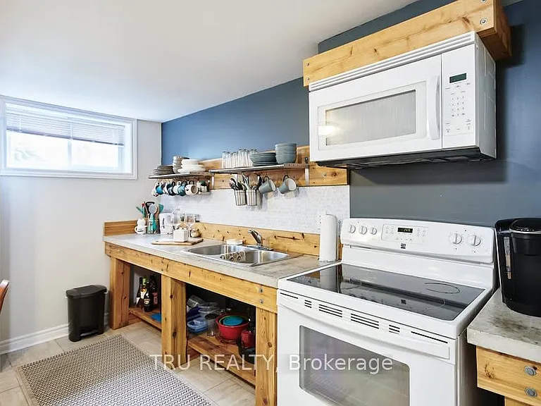 1342 Hanbury St #B — Photo 9
