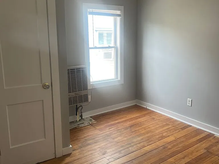 137 N Winooski Ave — Photo 2