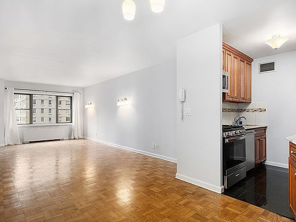 2nd image of 20 W 64th St APT 11U