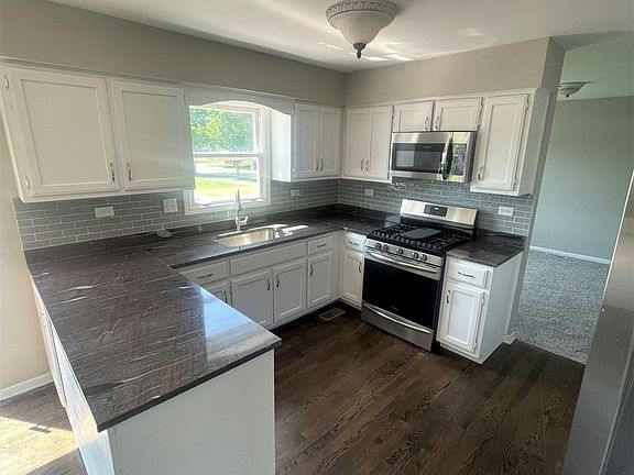 5th image of 71 Victorian Dr