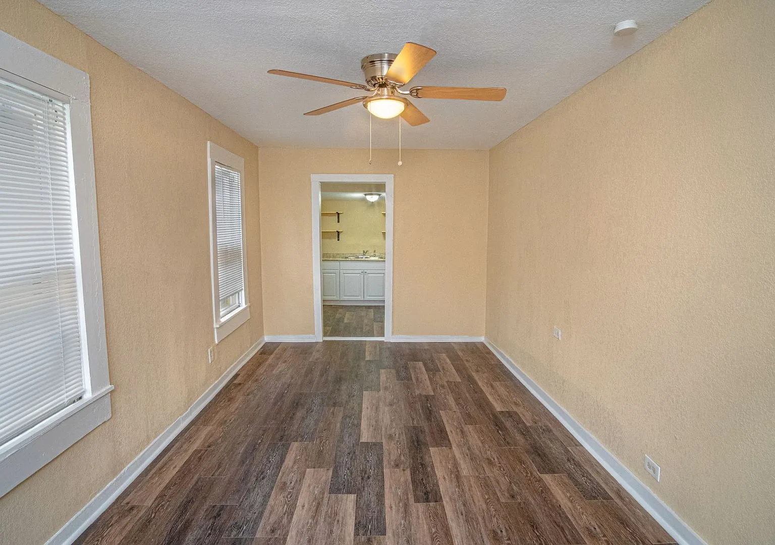 2BR/1BA Ideal Home Near Downtown — Photo 4