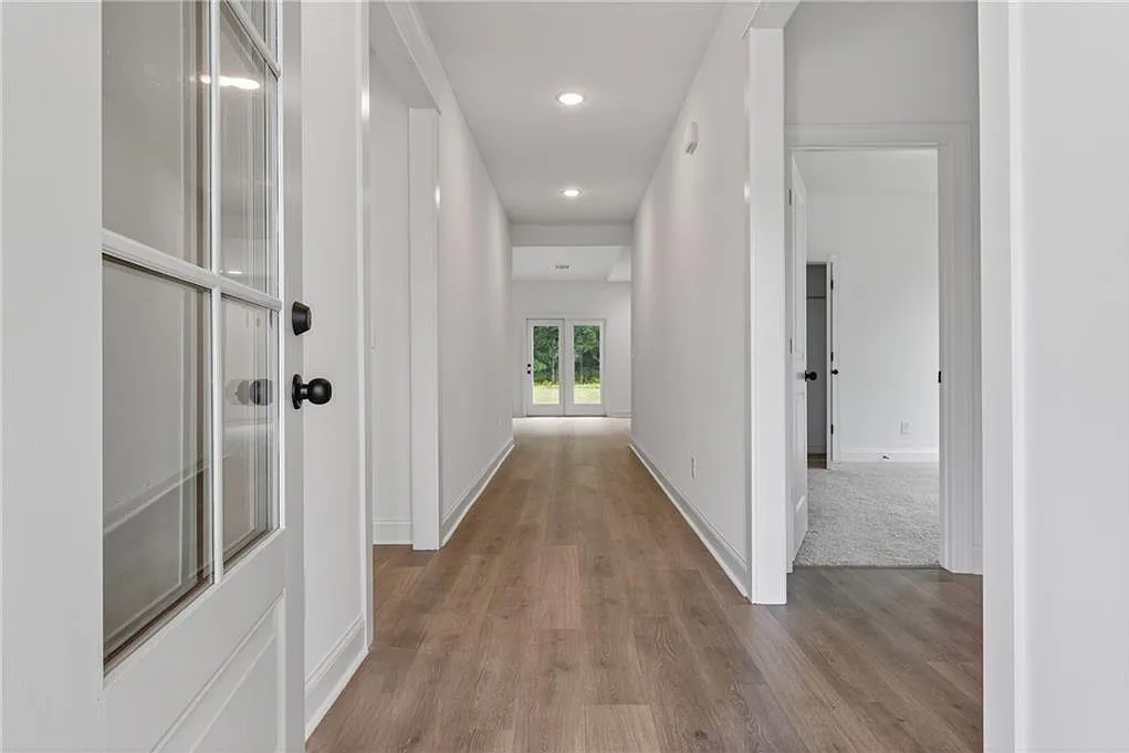 3 bed, 2.0 bath, 2084 sqft, $2,300 — Photo 2