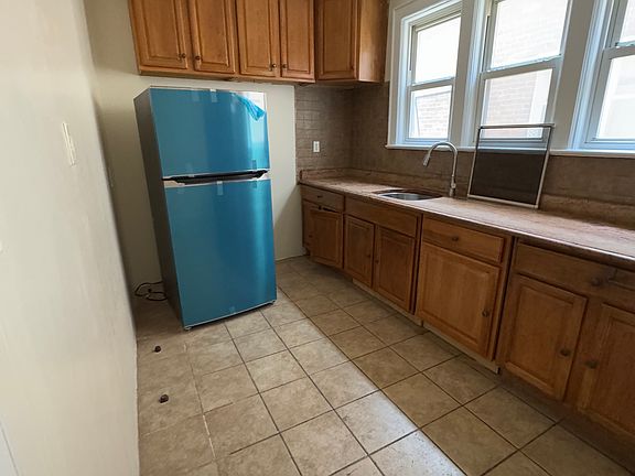 4th image of 325 E 238th St