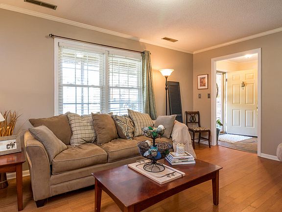4th image of 451 Parkdale Dr